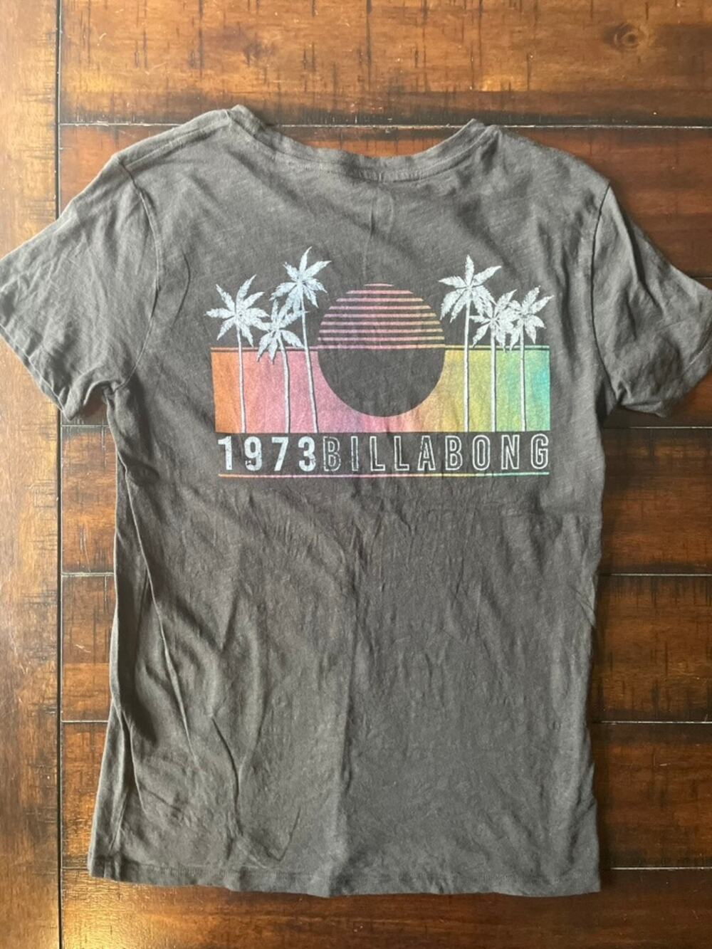 Billabong Women’s 1973 Palm Tree Sunset Back Graphic Tee Gray Size M
